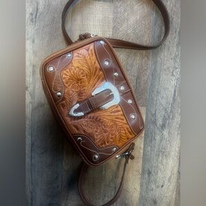 Vintage American West Women Brown
Leather Crossbody Bag